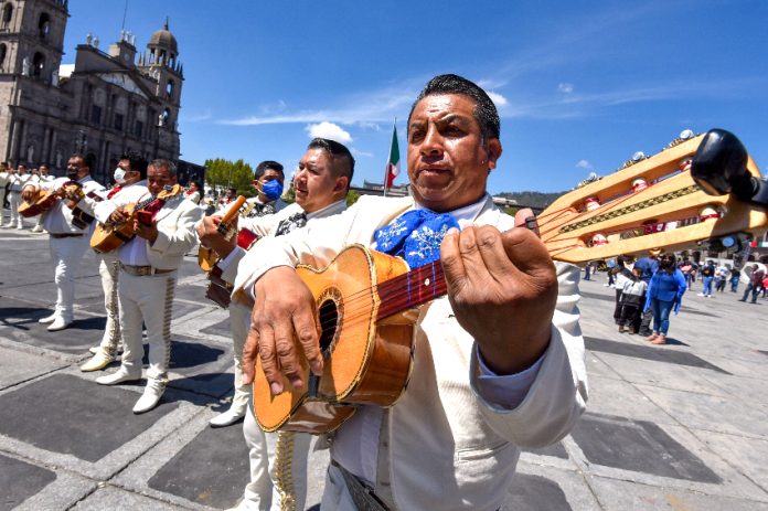 834863_Cantando por la Libertad -1_impreso_850 Mariachis in a square in Toluca