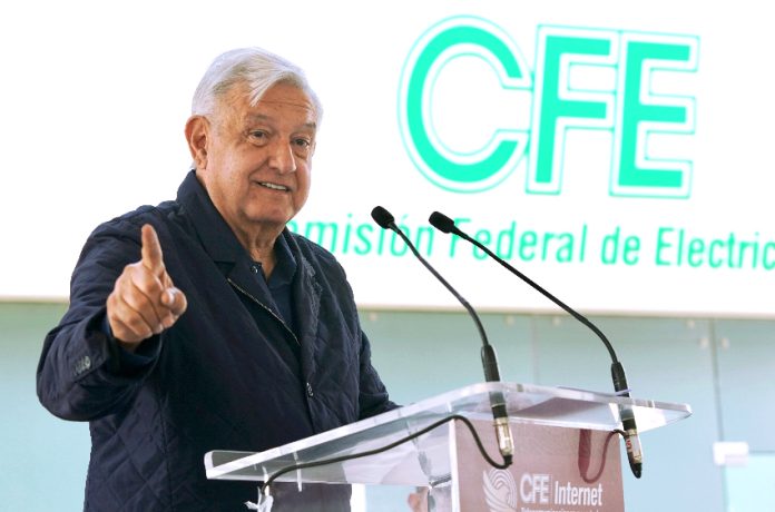 890824_AMLO Reunión CFE Toluca-6.JPG_impreso_850 López Obrador with CFE sign behind him