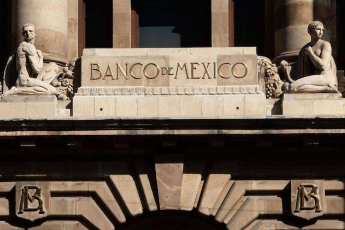 912576_Banco-de-Mexico-2_impreso Cuartoscuro Close up of the Bank of Mexico building showing its name in gold lettering