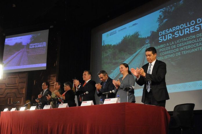 dignitaries applauding presentation on planned Isthmus of Tehuantepec project in Mexico