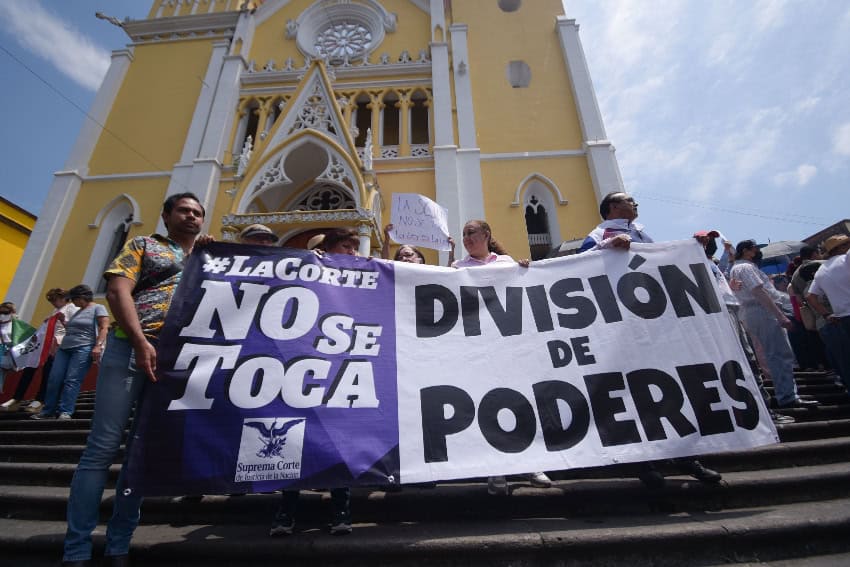 Protesters defending the Supreme Court in Xalapa