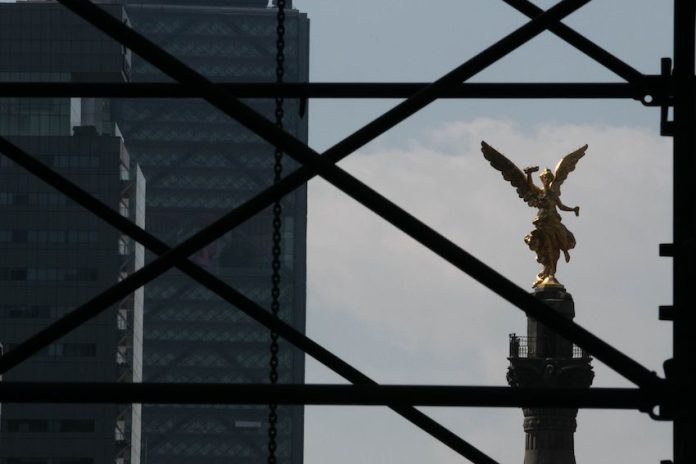 Ciudad Ángel de la Independencia-1 Mexico City's Angel of Independence appears behind scaffolding