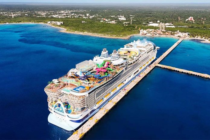 966156_Crucero en Mahahual-4_web Elizabeth Ruiz Cuartoscuro Aerial shot of cruise ship with 10,000 tourists, Quintana Roo, Mexico