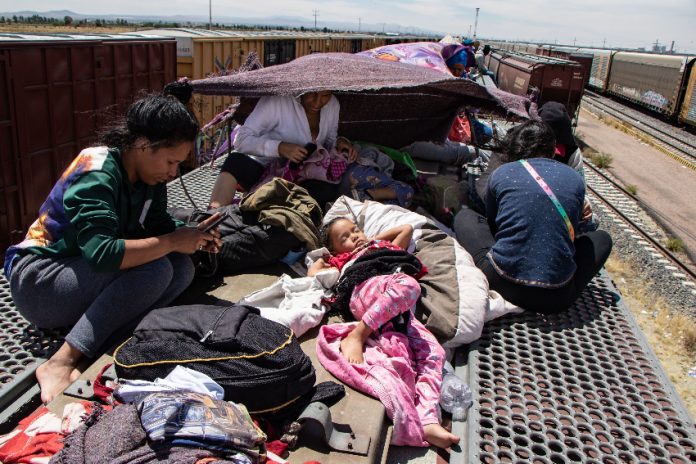 978787_Zacatecas migrantes varados -3_impreso_850 Migrants on top of a freight train