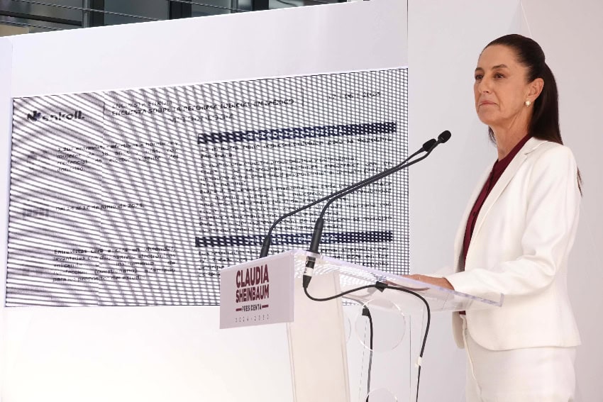 Claudia Sheinbaum at a press conference showing the judicial reform polls