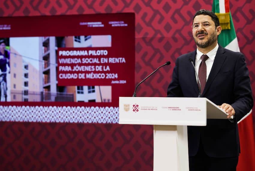 CDMX Mayor Martí Batres announcing a new housing program for students and young professionals