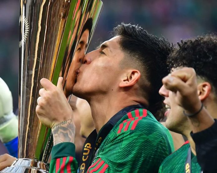 F1N1n2DXgAATtb9 Gímenez kissing the Gold Cup