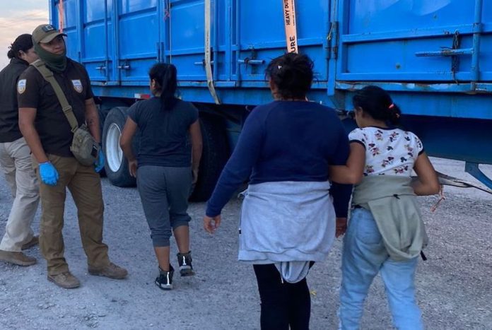 GRST9Q-XYAAhOk6 Two women and a child walk toward INM agents in Mexico