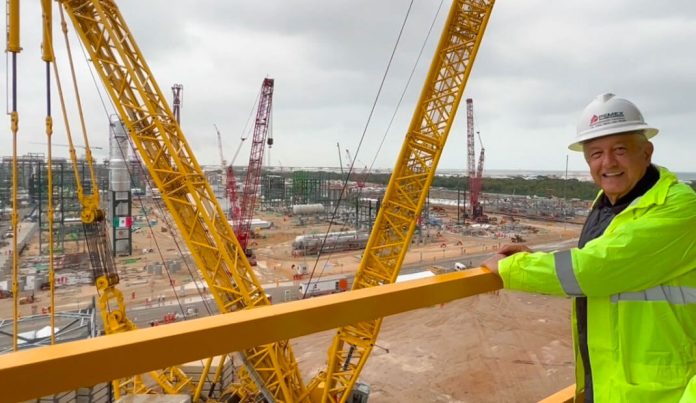 President López Obrador at the site of the new refinery.