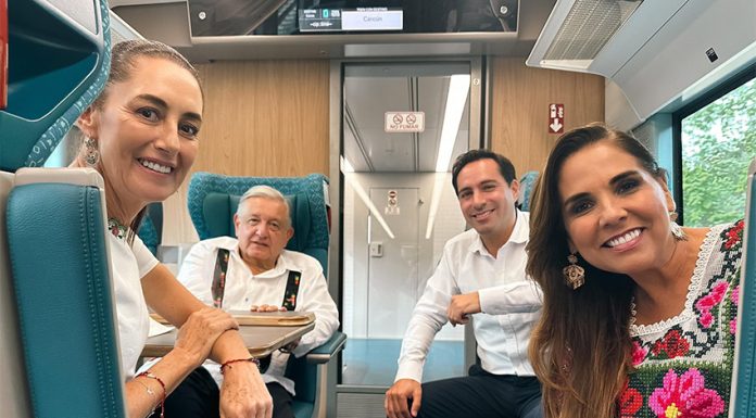Claudia Sheinbaum, AMLO and Mara Lezama sit in a car of the Maya Train.