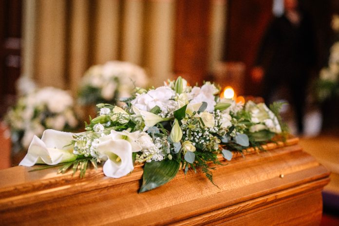 shutterstock_2288021055_850 A coffin with flowers