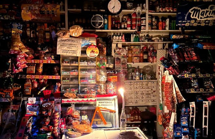 TiendaCandle_850 Store lit with a candle